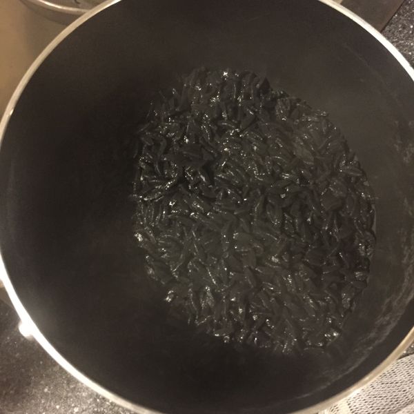 將黑米麵放入水裡3分鐘，將熱水全部倒掉。