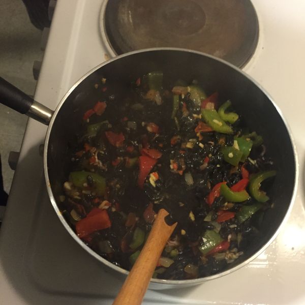 將所有料與黑米麵混一起，加適量的鹽、胡椒、橄欖油。