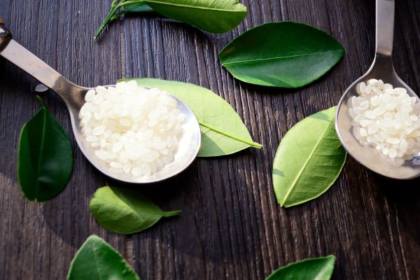 米飯煮好後，放入冰箱冷卻一天，隔天拿出來捏造型才不會沾黏手，如果還是會黏手，可以用錫箔紙包覆米飯捏出圓形。