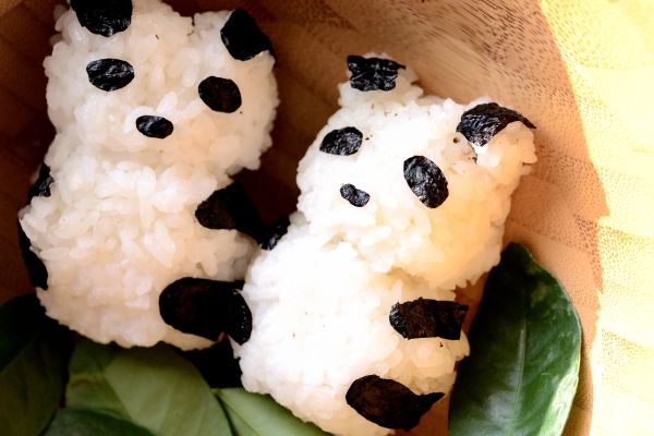 接著將海苔剪刀剪出五官與手腳，貼上即可。如果海苔黏不上，可以沾點水即可。