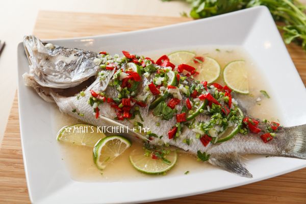 最後等魚蒸熟後，把薑片、蔥段和湯汁移除，再淋上準備好的醬汁就完成了喔。