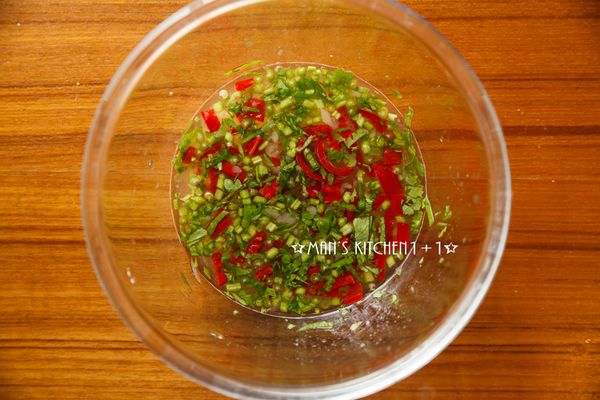 再來將辣椒和香菜切末後與蒜末、魚露、糖、水、檸檬汁均勻混合備用。