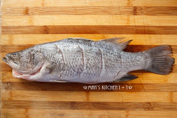 首先在於背上劃幾刀方便蒸熟。