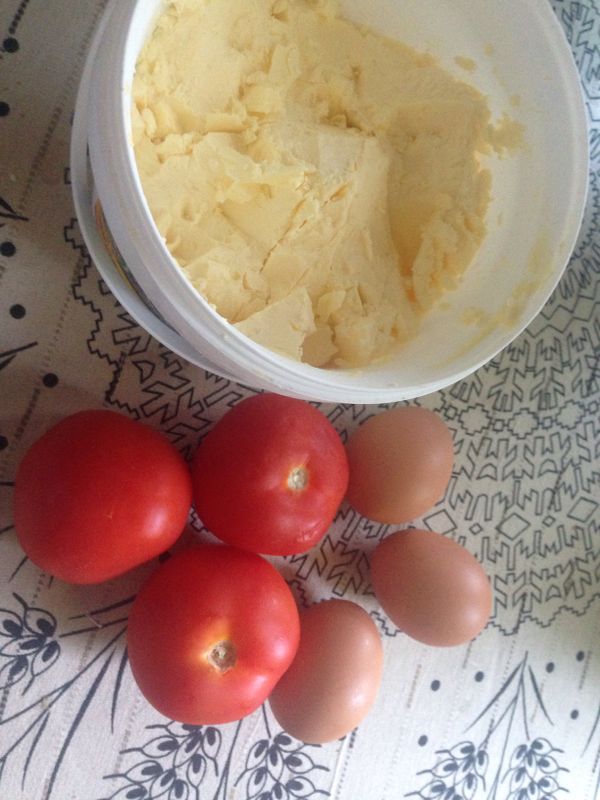 土式早餐基本上一般都有白乳酪，黑橄欖，小黃瓜，番茄，蜂蜜奶油，還有蛋，當然少不了脆皮麵包和紅茶。其中的蛋品有很多的變化，今天做的這個是我家最常做的，營養也最豐盛的一道土式番茄炒蛋，和台灣的番茄炒蛋不同，因為用奶油來炒，配上脆皮麵包非常好吃。原則上幾個人就幾個蛋，幾個中型番茄，每個人10克的奶油。