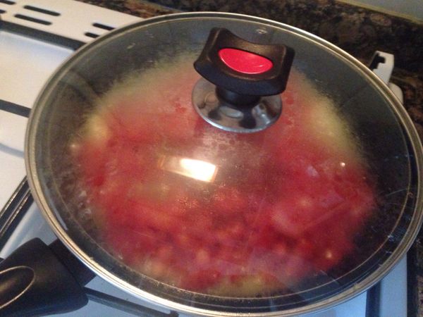 平底鍋裡放入奶油融化以後，放入切丁的番茄，下一點鹽，蓋上鍋蓋。中小火，大概十分鐘。