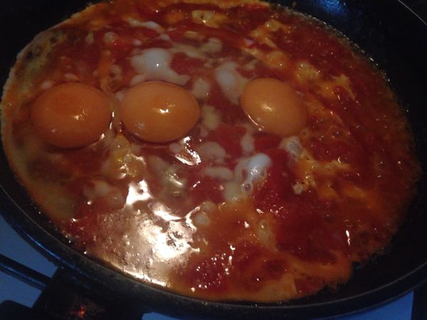 把雞蛋直接打入，放入鹽，辣椒粉，然後用鍋鏟慢慢拌炒。