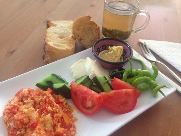 土式早餐基本上变化也很多，就這個蛋就有各式各樣的，什么水煮蛋，歐姆蛋，火腿蛋，醃肉蛋，洋菇蛋.......，變化萬千，以後有空我再慢慢貼這些蛋的做法。週末在家，為家人準備一個豐盛的土式早餐吧！很簡單，又營養！有興趣的朋友可以試試？