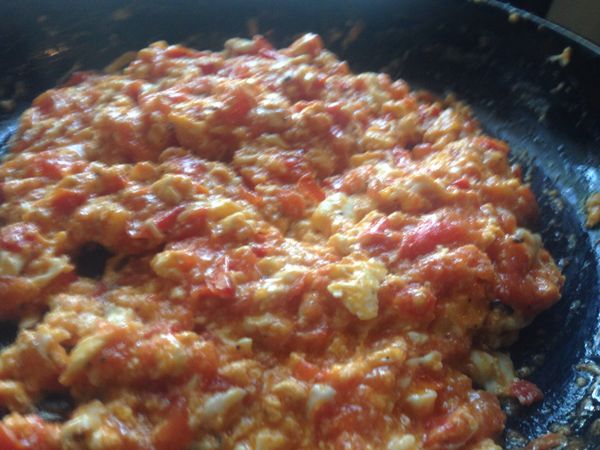 炒到滑嫩收汁即可。一定不要用大火。用小火才能滑嫩！這個炒蛋配脆皮麵包剛好，用奶油來做有種特別的奶香味，加上番茄的營養，我三不五時就會在早餐上這道番茄炒蛋，非常下麵包喔！