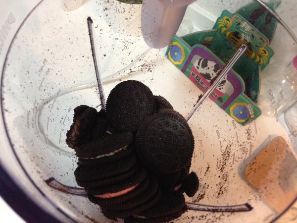 把oreo餅乾放進果汁機或調理機裡面打碎