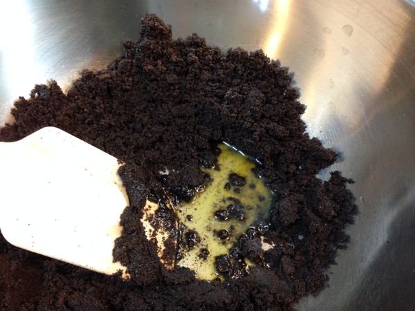 接著加入融化的奶油拌勻