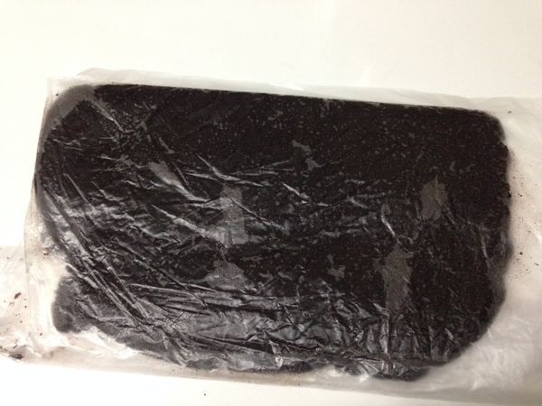 放進袋子裡壓成厚1公分的麵團，放冰箱冷藏或冷凍半小時，便硬之後就可以使用心型的餅乾模型壓出心型餅乾