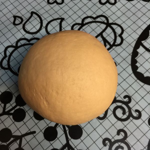 將黑糖和一半l的水(75ml)一同煮滾融化後，加入剩餘的冷水，待稍微冷卻後，和麵皮其他材料通通放入攪拌機中，攪拌至麵團三光後，蓋保鮮膜滾圓鬆弛5分鐘。