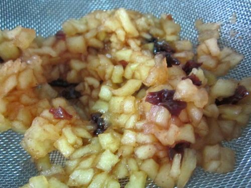 內餡製做：
蘋果洗淨去皮、去籽、切丁(蘋果皮留下)，
取一鍋放入蘋果丁、砂糖攪拌略煮，
加入檸檬汁繼續拌煮，
到蘋果丁微軟加入肉桂粉、葡萄乾拌均勻～即可關火放涼備用！
▲內餡糖的甜度、肉桂味濃淡、檸檬的酸度、蘋果丁大小及軟硬度
請在製做時嚐味並視個人喜好調整！