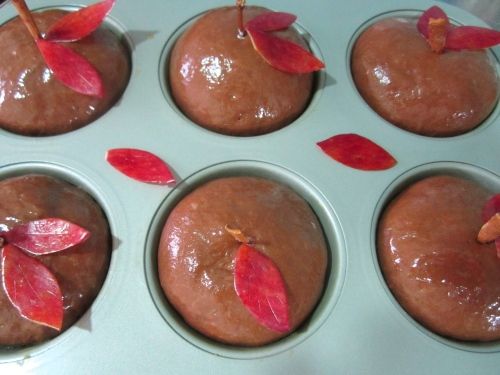 發酵好的蘋果麵包表面塗適量蛋液，
蘋果梗的底端沾些麵粉，取頂端中心點插入，
一旁黏上蘋果皮葉片(黏不上可在葉片一端刷上更多蛋液方便沾黏)，