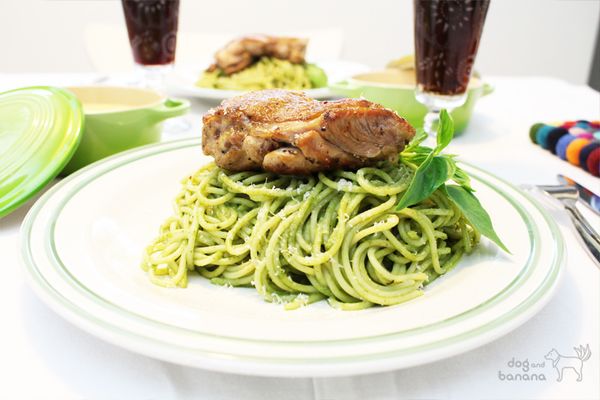 義大麵煮熟撈起後拌入適量青醬,用鹽跟黑胡椒調整味道,如太乾則加入適量煮麵水調整。