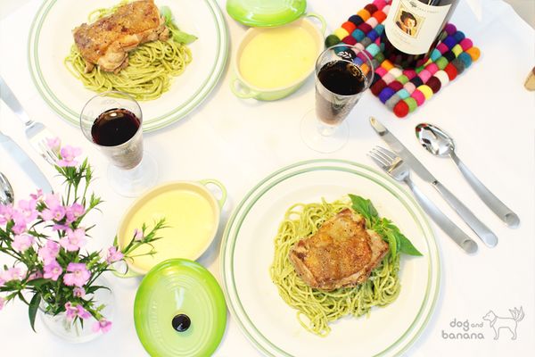 把麵與雞排依喜歡的方式盛盤,我喜歡再淋上些許初榨橄欖油、灑一點帕馬森cheese再上桌,趁熱享用。