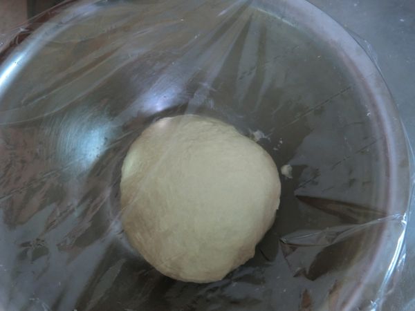 全部的材料放入鋼盆內(黑芝麻醬除外)揉至三光，蓋上保鮮膜醒20分鐘