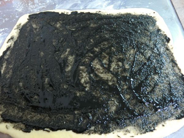 將麵團擀成長方形的大薄片，均勻的抹上黑芝麻醬