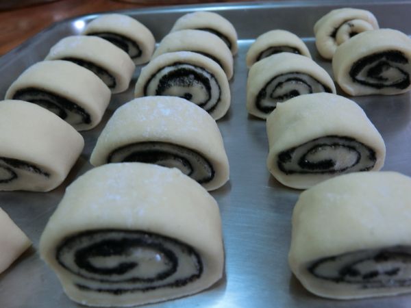 捲起成一長條，切成3公分的小塊