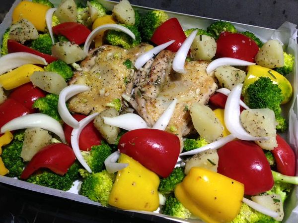 去骨雞腿排擦乾水分(很重要，擦乾才烤的脆)，剪掉多餘的皮和明顯的油脂，用鹽、蒜末、黑胡椒、迷迭香末塗抹醃漬。花椰菜、馬鈴薯、紅黃椒、洋蔥切塊，淋上橄欖油，少許鹽、黑胡椒、荷蘭芹末拌一拌。