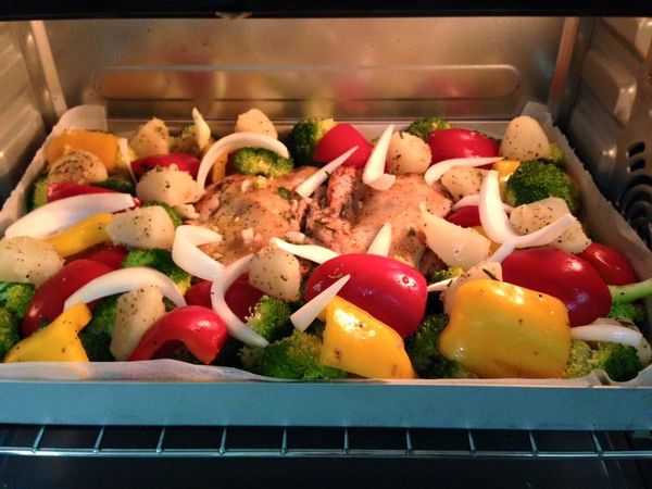 雞腿皮朝上，蔬菜放旁邊，放烤箱中層用上下火180-200度烤個30分鐘，雞皮變得金黃酥脆就行了。