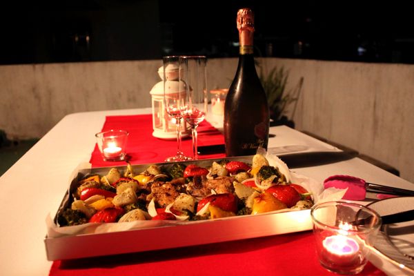 配上一瓶白甜酒，兩個人的豐盛晚餐。