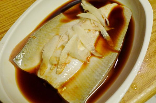 虱目魚肚洗淨以[醃料]醃漬約15分鐘