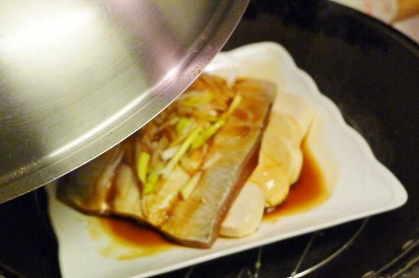 蒸鍋倒入適當水分，放上蒸架，開中大火待水滾後，放上步驟3，蓋上鍋蓋，以小火煮約10分鐘至魚肉熟軟