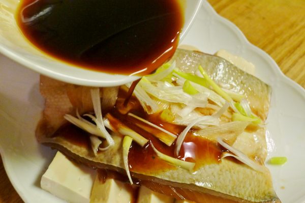 [調味料]拌勻，取一盤，底層擺放豆腐片、再疊放步驟1醃漬好的虱目魚肚，放上蔥絲(蔥白部分)，淋上調味料