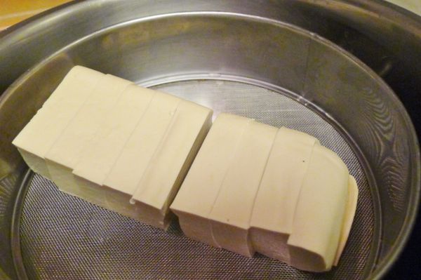 豆腐切成1.5公分寬片狀，上面可壓盤子瀝出多餘水分備用