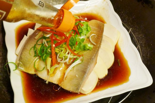 掀開鍋蓋，放入辣椒絲、蔥絲(蔥綠)，香菜末，淋一大匙麻油，回蒸約1分鐘，完成^^