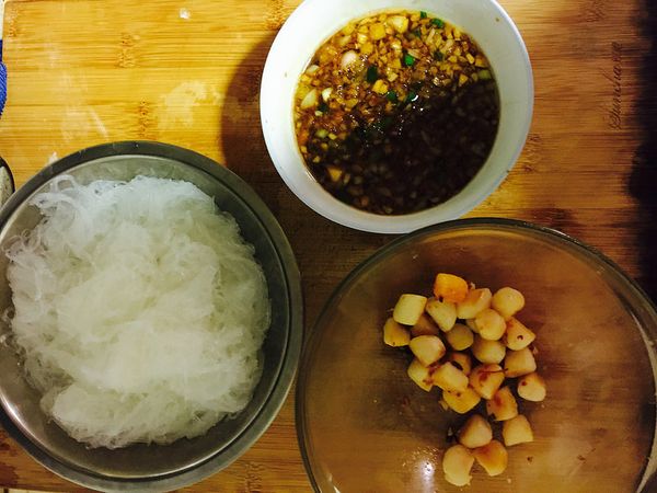 準備帶子:

用牛油將帶子煎香，加少許鹽。