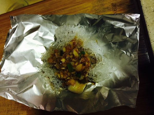 用鍚紙把粉絲、帶子、醬油包在一起。