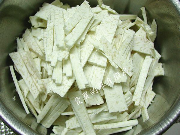 芋頭去皮切絲(用刨的也可以啦)