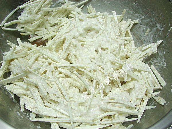 放入芋頭絲混合均勻,