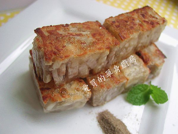 切小塊,起油鍋把芋籤粿煎到金黃