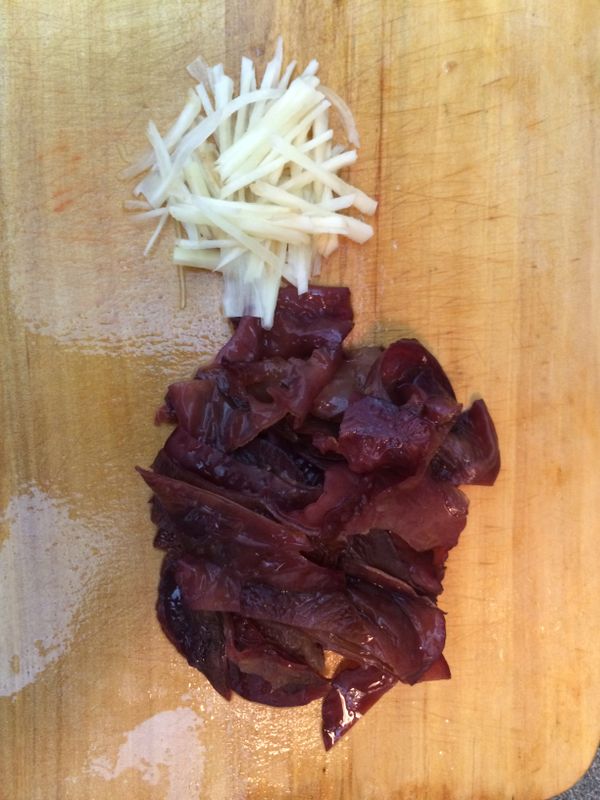 木耳洗好後切適當大小&amp;嫩薑切絲。