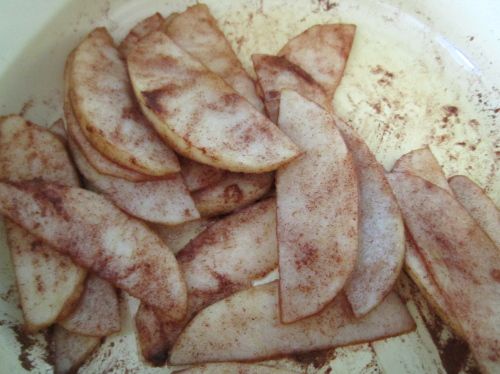 蘋果去皮去籽切薄片輕拌、混合﹝餡料﹞其它部份