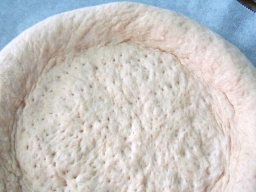 休息好的麵糰擀麵棍先擀開、雙手拎起邊轉動邊拉薄成圓型、
外緣以手指推捏厚高，中間麵糰則以叉子略微叉洞，