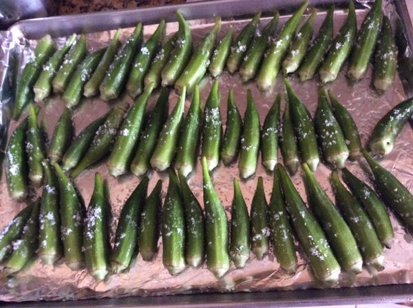 撒上海鹽，撒完一面翻面再撒。預熱烤箱至390°F,烤約20分鐘，烤到秋葵看起來有點蔫蔫的就可以了，這是最佳口感的狀態。