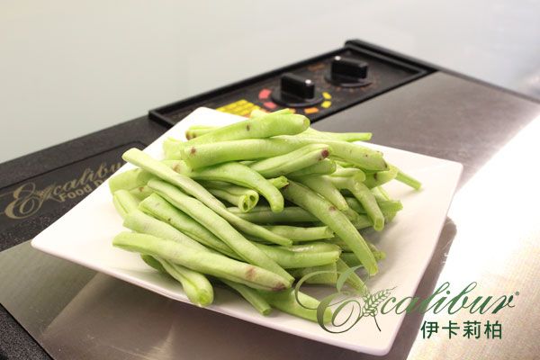 首先將部份四季豆洗淨，剝除豆莖。