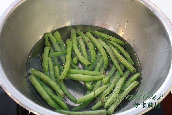 用熱水殺菁四季豆後擦乾，放入碗內並淋上適量的橄欖油。接著灑入鹽巴，與橄欖油充分混合包覆四季豆外層。如果有需要，也可以放入義式香料和香蒜粉粒讓滋味更豐富。