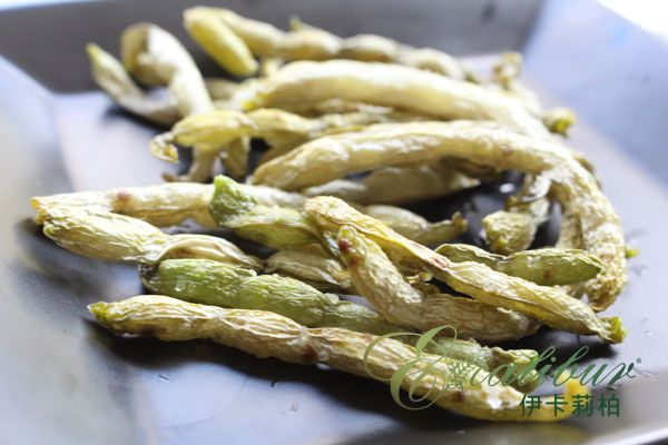 烘乾至第6、7個小時，此時的豆子早已縮水到又短又小，而且…又醜又皺！只是別小看它的外表，因為它真的超好吃，很像炸薯條或四季豆餅乾的酥脆，如果配點啤酒、汽水，就是個稱職的美味下酒菜囉！
