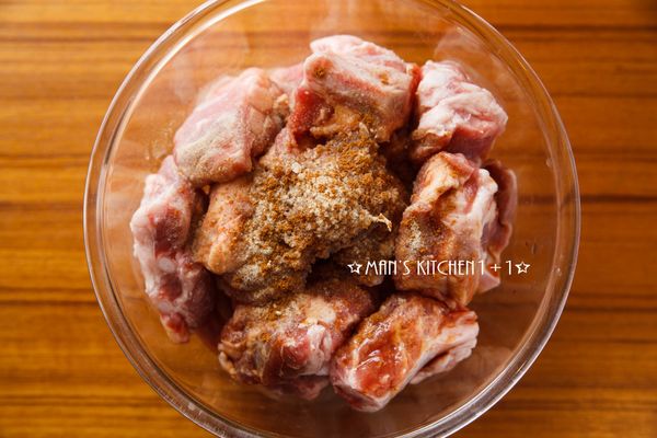 首先將排骨與醃料均勻混合，醃製至少60分鐘。