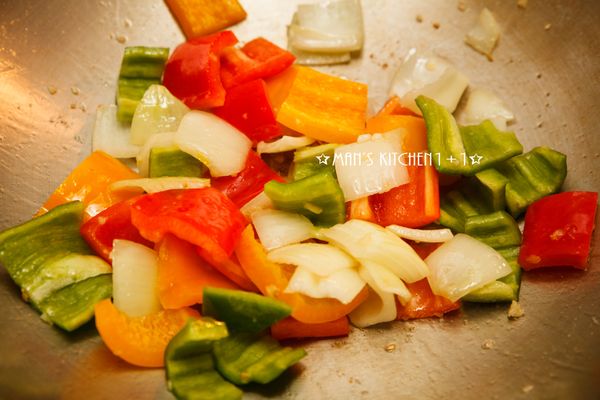 在炒鍋中熱油並將洋蔥與蒜末下鍋爆香後，加入青、甜椒一起拌炒製7分熟後起鍋備用。