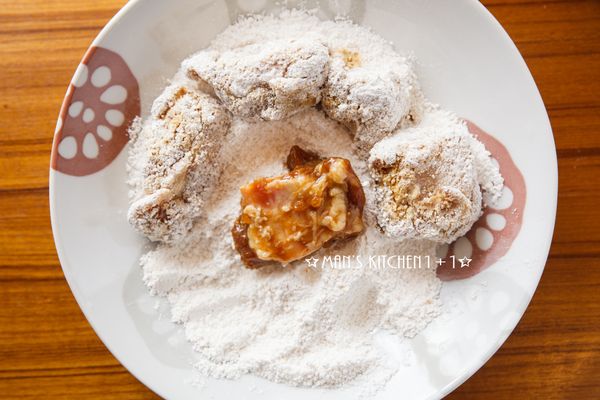 將排骨均勻的沾裹地瓜粉，並靜置5分鐘，讓麵粉回潮。