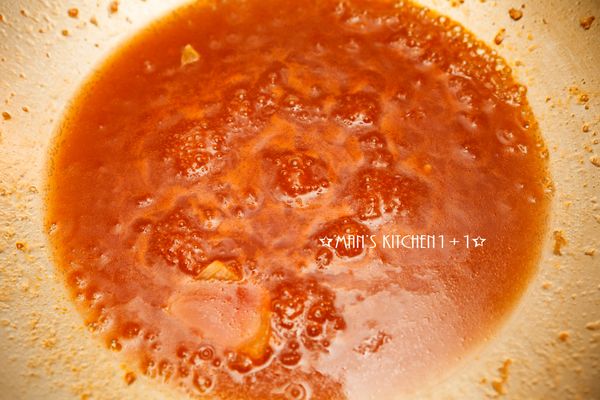 接著加入水、糖、醋一起煮滾。