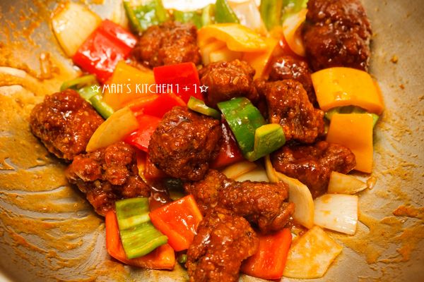 最後將所有食材下鍋拌炒，並均勻沾裹到糖醋醬且食材熟透就完成了。