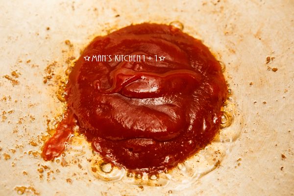 同一炒鍋，將番茄醬下鍋炒香。