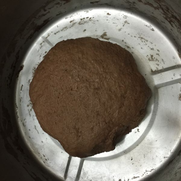 首先將奶油、牛奶除外的材料全部丟入一個鋼盆，牛奶慢慢的加入鋼盆用手攪拌搓揉（無鹽奶油都還不加喔！），牛奶慢慢加，一直揉，直到加完全部的牛奶後，就是要開始用力的反覆揉麵團啦！揉到麵團不黏手，可以輕易的拿起丟下時就是完成了喲！